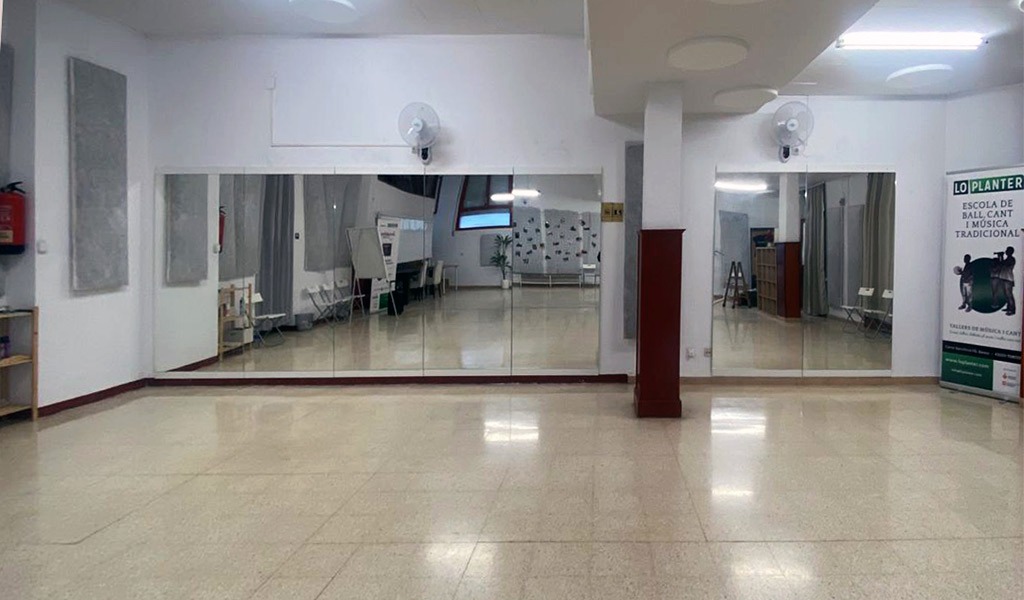 Nou mirall a la sala de ball